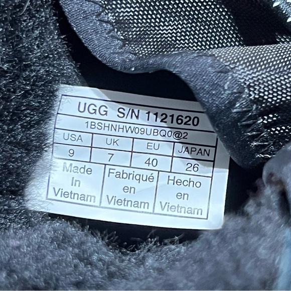 Ugg Toggle Rising Ankle Boots - Picture 9 of 10